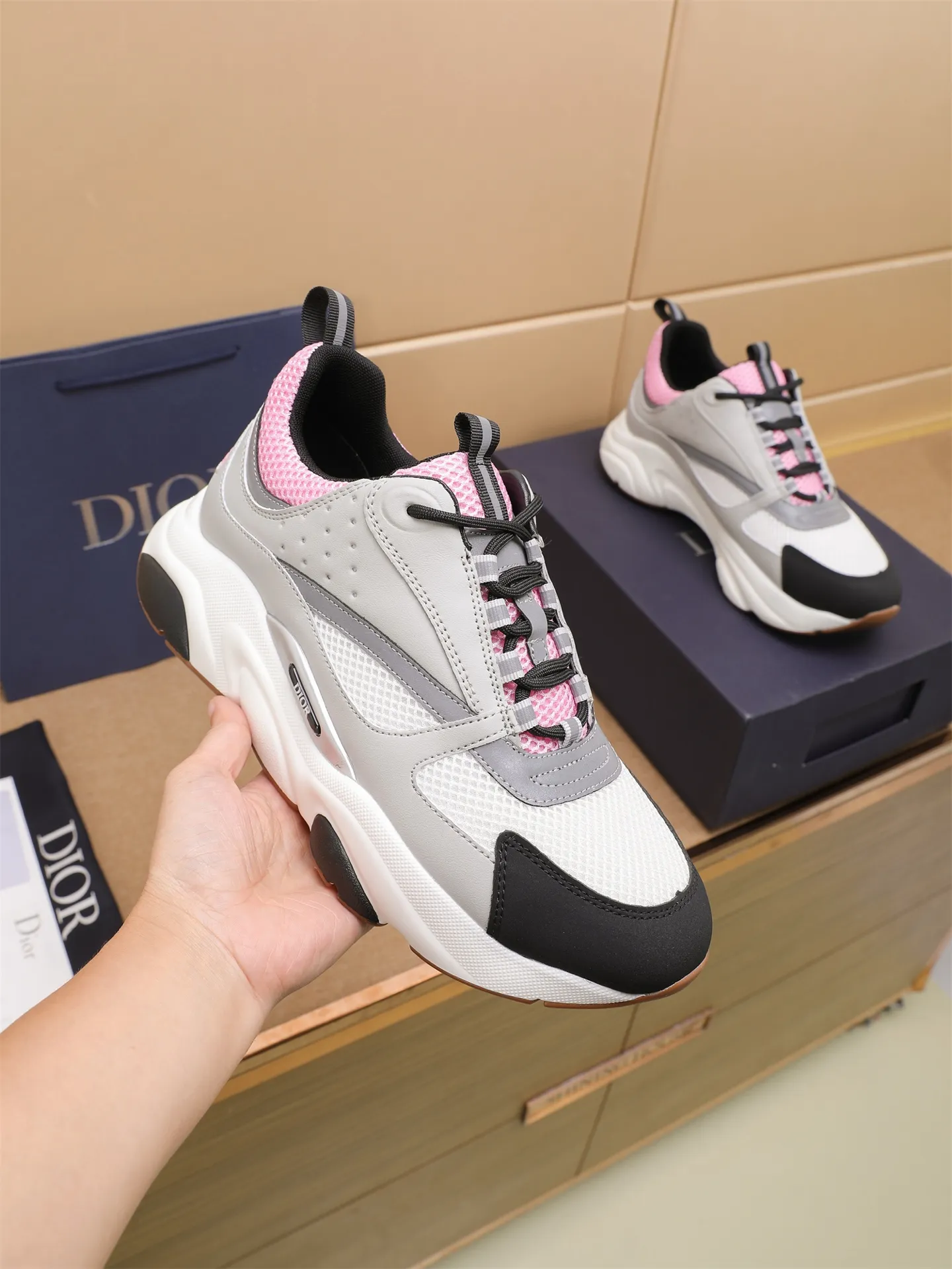 Factory price: 460💰Dior’s top version of D’s b22 men’s sports shoes. Inspired by retro running styles, the chunky low-top silhouette features gray calf leather and blue and white mesh fabric uppers, atop a black, white and blue engraved rubber sole. Nylon ribbon accents the blue mesh tongue and heel counter, and a "dio~" logo appears on the side. Pair it with a suit for a striking contrast and add a sportswear-chic edge to your look. The thick sole can be about 4cm~ Size: 38-45, [46, 47 customized]